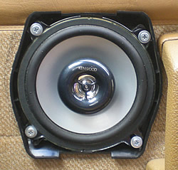 volvo-240-speaker-installed
